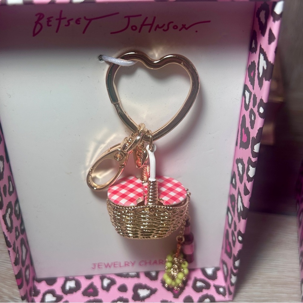Betsey Johnson Picnic Basket Bag Charm Keychain Wine Grapes NWT - Picture 5 of 7